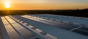 Painéis solares ao pôr do sol