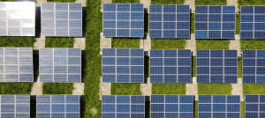 Painéis solares em campo aberto